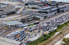 Kent calls for urgent response to port chaos image
